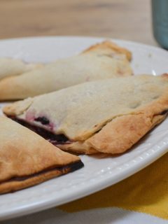 Looking for a quick and easy blackberry pie recipe, try these mini ones that are easy enough for a child to make.