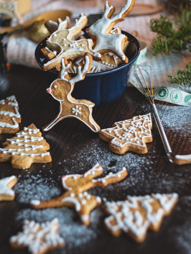 Who knew there were so many different Christmas cookies? Check out all the amazing recipes, over 50 different kinds. #recipe #cookies #christmascookies #roundup