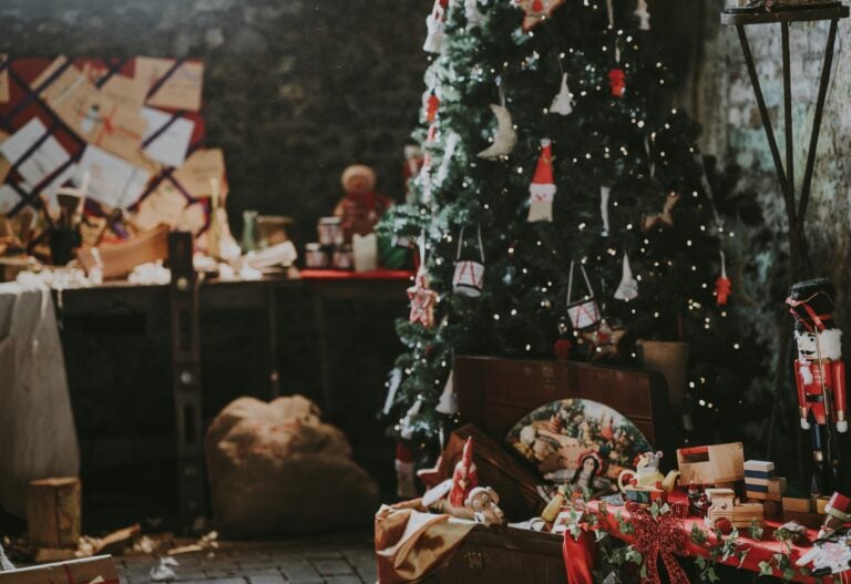 How to Budget for the Holidays Before Winter